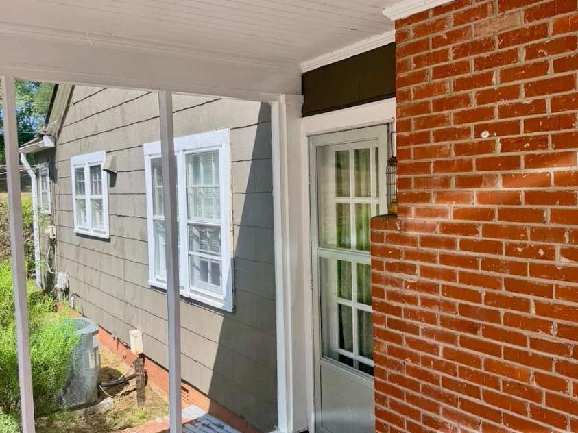 130 School Drive, Spartanburg, SC 29301.  MLS# CAR4423594, YatesRealty ID 50466. 