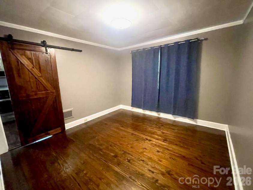 130 School Drive, Spartanburg, SC 29301.  MLS# CAR4423594, YatesRealty ID 50466. 