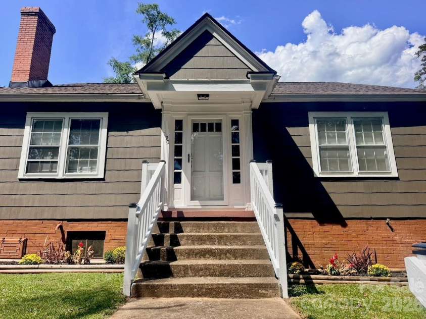 130 School Drive, Spartanburg, SC 29301.  MLS# CAR4423594, YatesRealty ID 50466. 