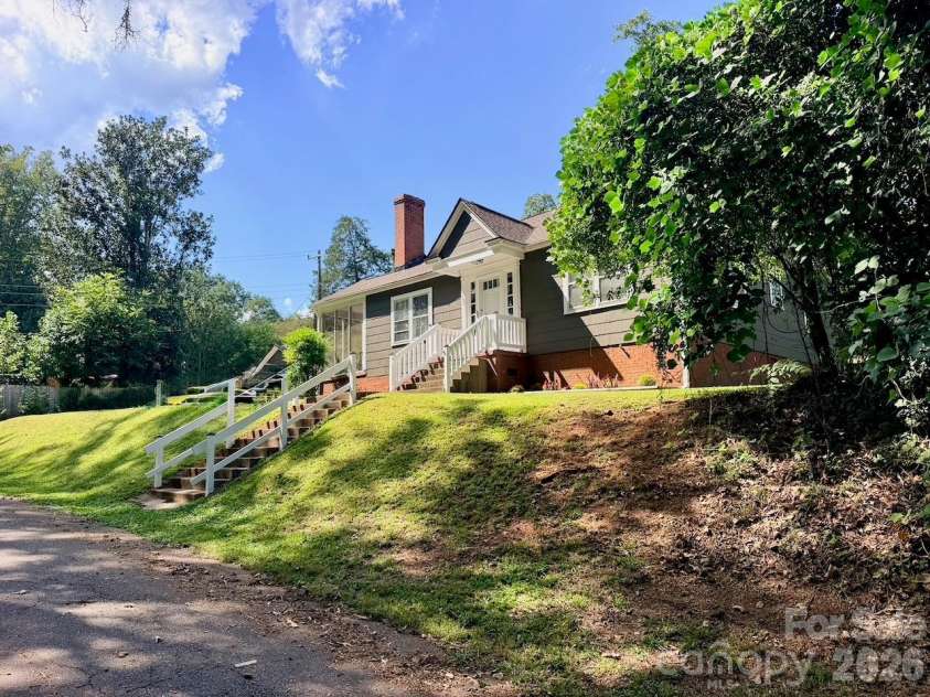 130 School Drive, Spartanburg, SC 29301.  MLS# CAR4423594, YatesRealty ID 50466. 