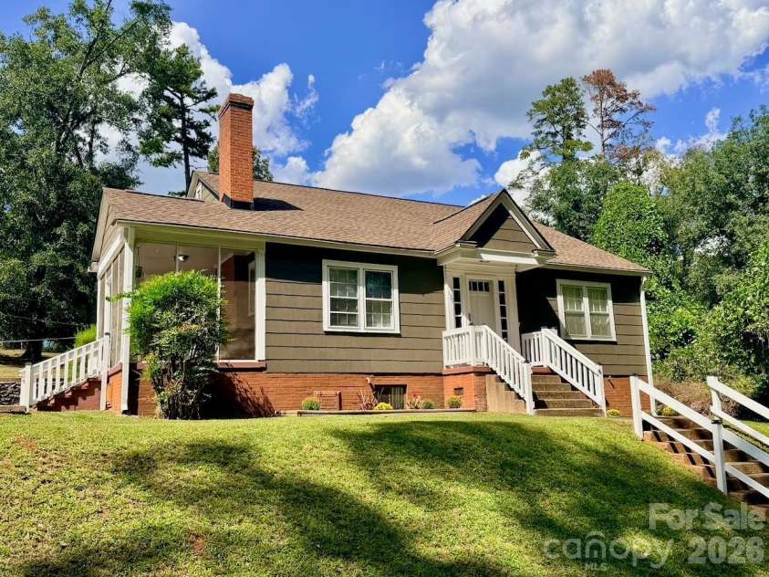 130 School Drive, Spartanburg, SC 29301.  MLS# CAR4423594, YatesRealty ID 50466. 