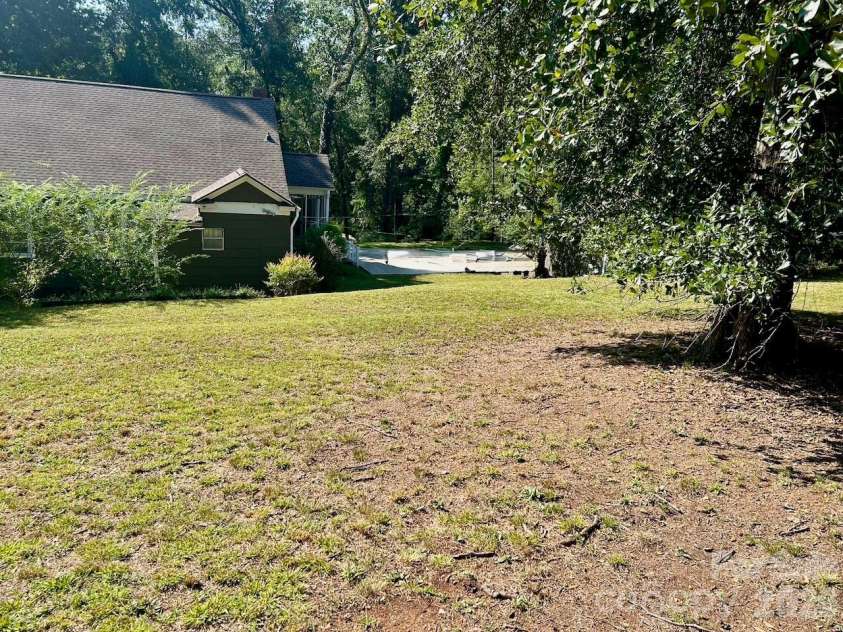 130 School Drive, Spartanburg, SC 29301.  MLS# CAR4423594, YatesRealty ID 50466. 