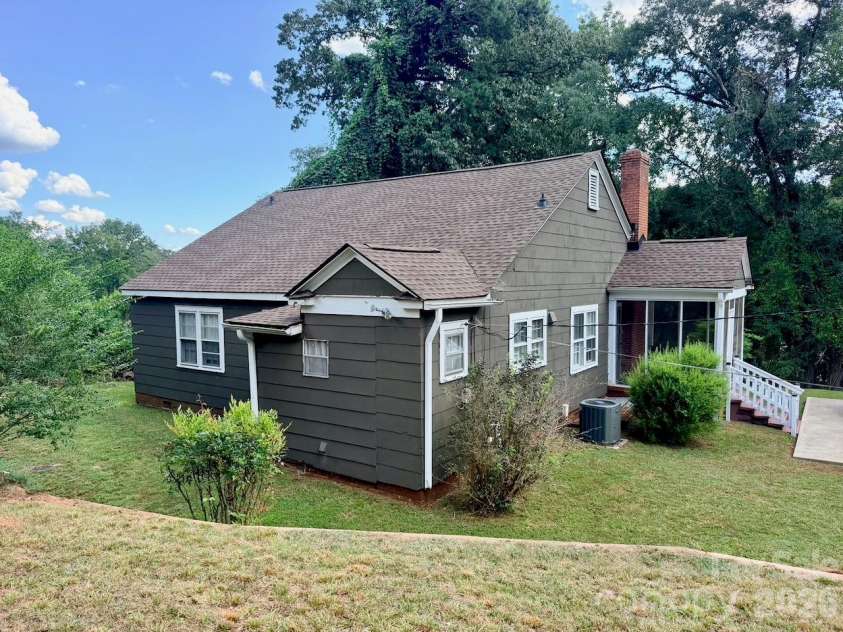 130 School Drive, Spartanburg, SC 29301.  MLS# CAR4423594, YatesRealty ID 50466. 
