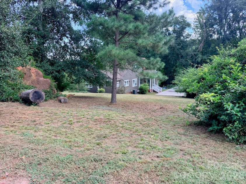 130 School Drive, Spartanburg, SC 29301.  MLS# CAR4423594, YatesRealty ID 50466. 