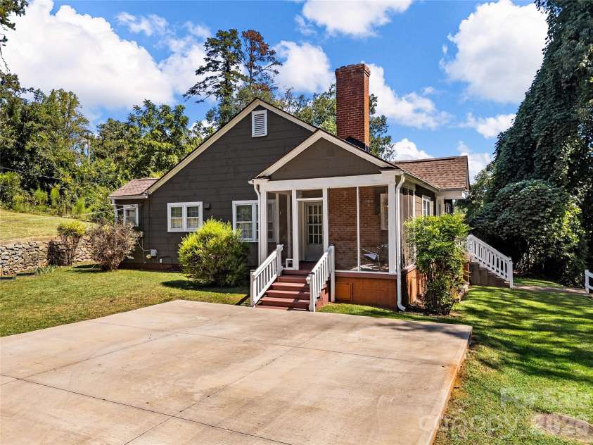 130 School Drive, Spartanburg, SC 29301.  MLS# CAR4423594, YatesRealty ID 50466. 