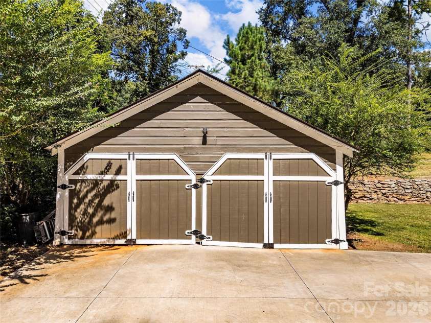 130 School Drive, Spartanburg, SC 29301.  MLS# CAR4423594, YatesRealty ID 50466. 