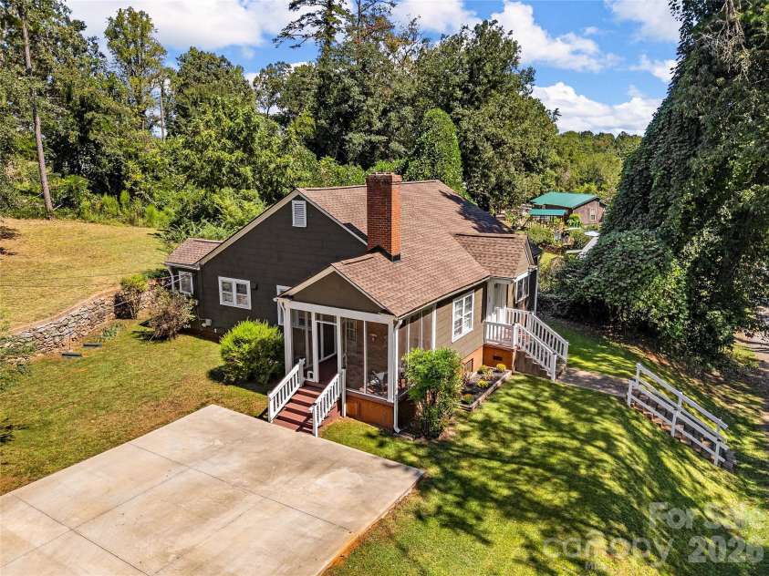 130 School Drive, Spartanburg, SC 29301.  MLS# CAR4423594, YatesRealty ID 50466. 