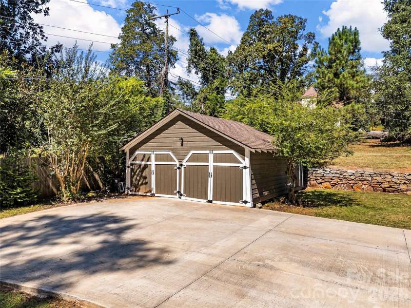 130 School Drive, Spartanburg, SC 29301.  MLS# CAR4423594, YatesRealty ID 50466. 