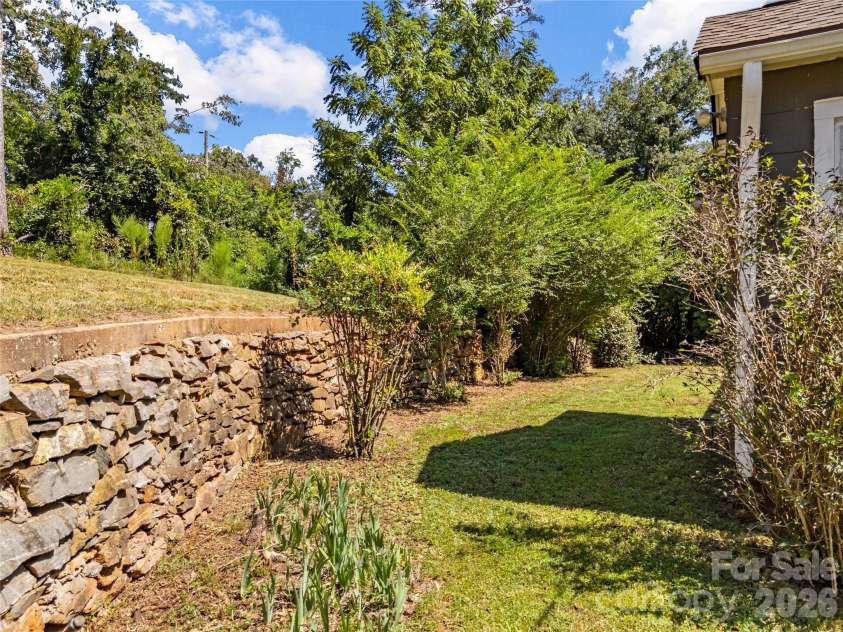 130 School Drive, Spartanburg, SC 29301.  MLS# CAR4423594, YatesRealty ID 50466. 