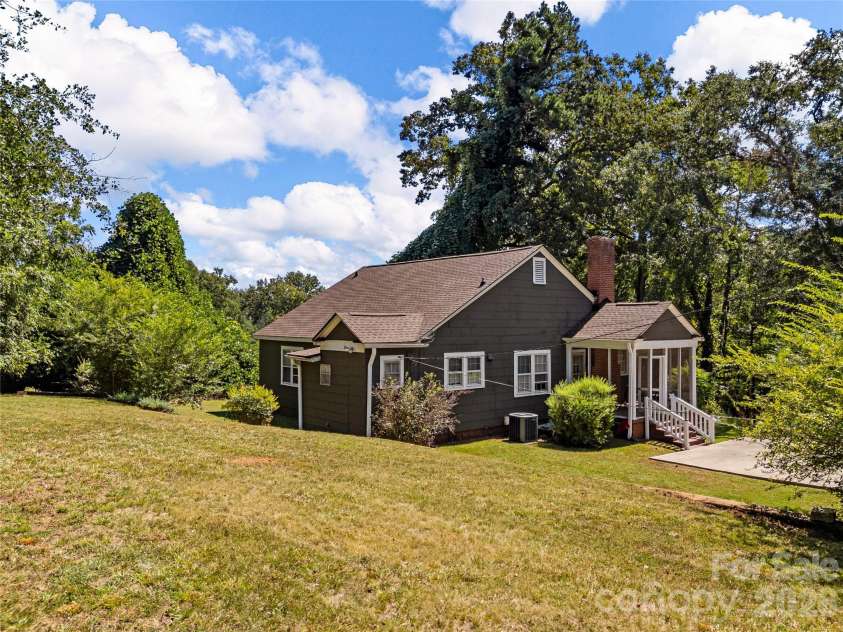 130 School Drive, Spartanburg, SC 29301.  MLS# CAR4423594, YatesRealty ID 50466. 