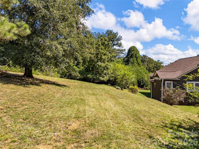 130 School Drive, Spartanburg, SC 29301.  MLS# CAR4423594, YatesRealty ID 50466. 
