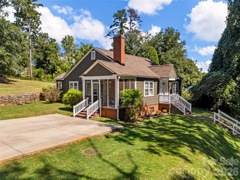 130 School Drive, Spartanburg, SC 29301.  MLS# CAR4423594, YatesRealty ID 50466. 