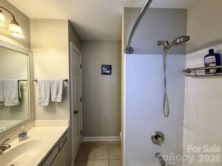 968 Park Slope Drive, Charlotte, NC 28209.  MLS# CAR4420864, YatesRealty ID 50468. Full Hallway Bath 2nd Floor