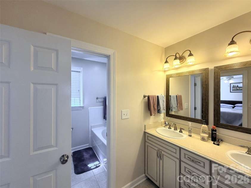 968 Park Slope Drive, Charlotte, NC 28209.  MLS# CAR4420864, YatesRealty ID 50468. Primary Bath