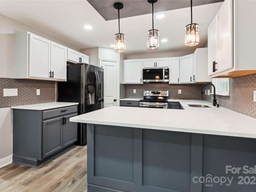 1105 Stanback Road, Chester, SC 29706.  MLS# CAR4212458, YatesRealty ID 5047. This spacious kitchen features modern appliances, ample countertop space, abundant cabinetry, and elegant lighting fixtures.
