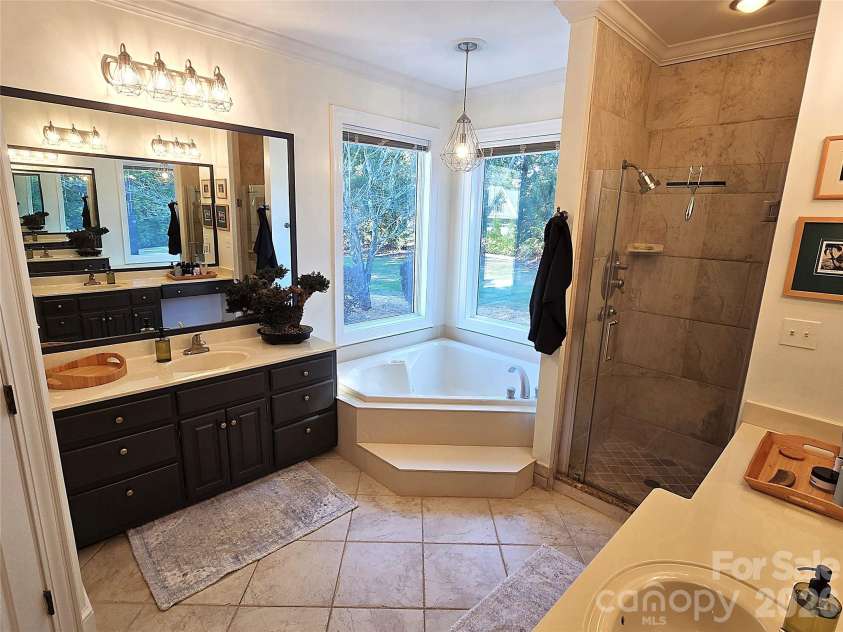 40 Shipwatch Drive, Hickory, NC 28601.  MLS# CAR4325763, YatesRealty ID 5047. 