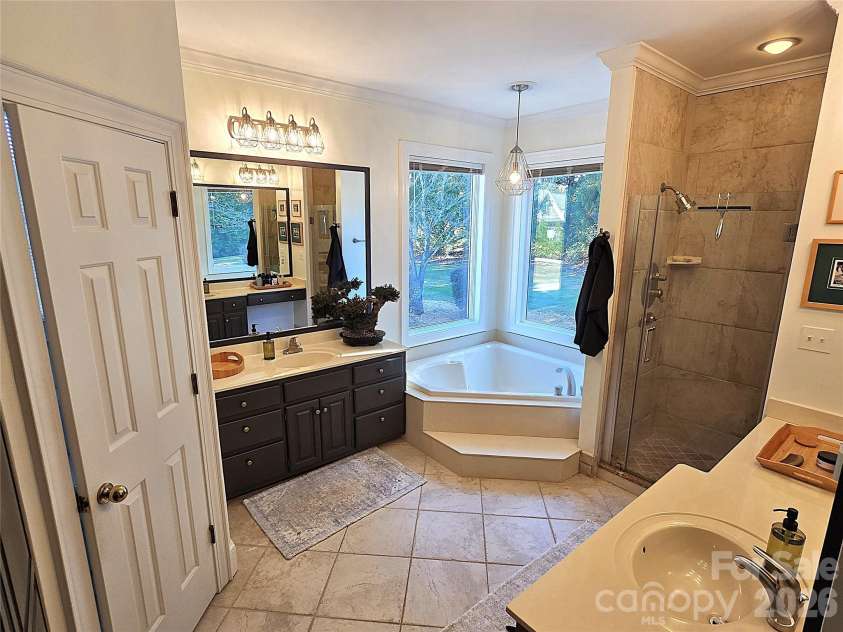 40 Shipwatch Drive, Hickory, NC 28601.  MLS# CAR4325763, YatesRealty ID 5047. 