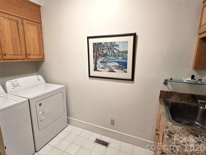 40 Shipwatch Drive, Hickory, NC 28601.  MLS# CAR4325763, YatesRealty ID 5047. 