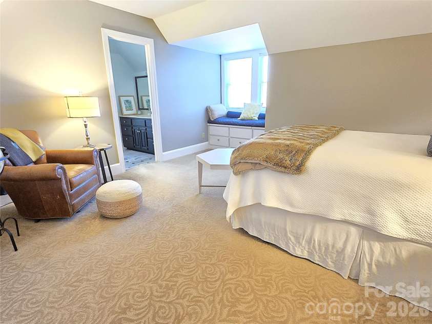 40 Shipwatch Drive, Hickory, NC 28601.  MLS# CAR4325763, YatesRealty ID 5047. 