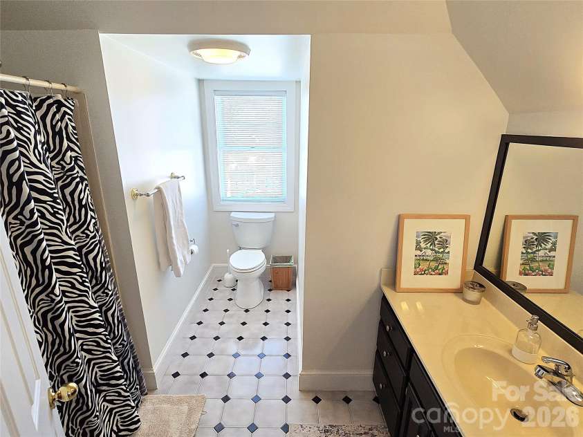 40 Shipwatch Drive, Hickory, NC 28601.  MLS# CAR4325763, YatesRealty ID 5047. 