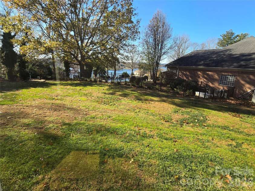 40 Shipwatch Drive, Hickory, NC 28601.  MLS# CAR4325763, YatesRealty ID 5047. 
