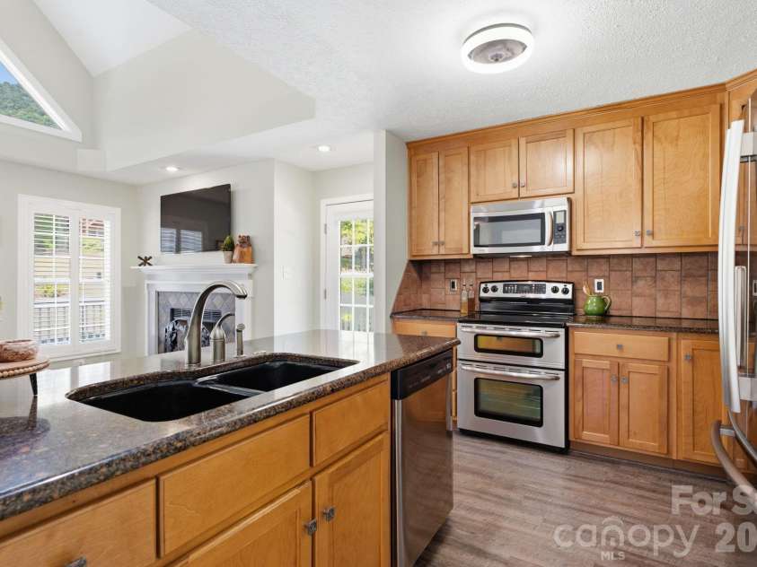 65 Airish Lane, Waynesville, NC 28785.  MLS# CAR4422647, YatesRealty ID 50471. 