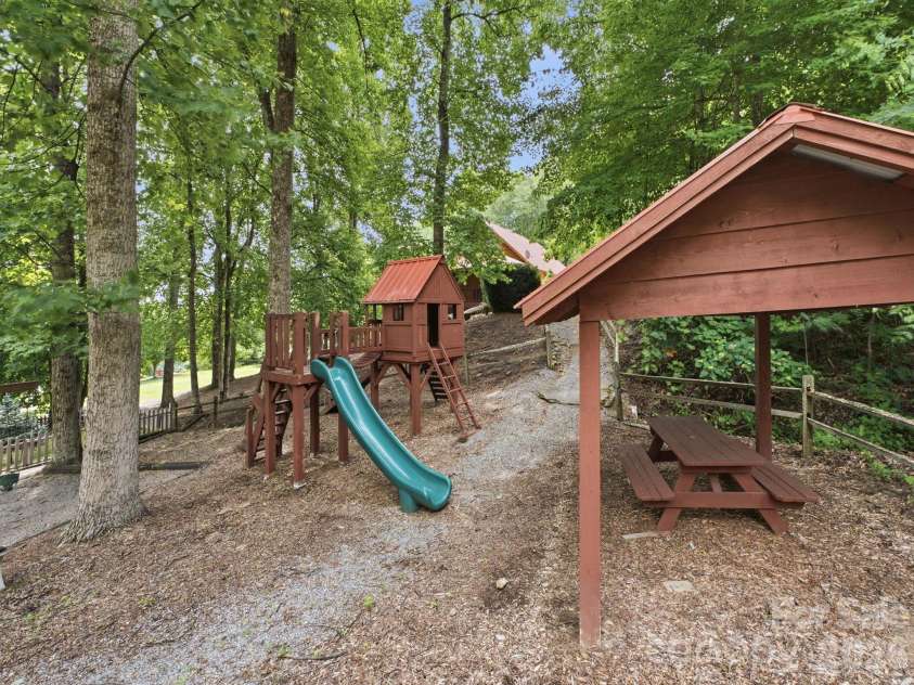65 Airish Lane, Waynesville, NC 28785.  MLS# CAR4422647, YatesRealty ID 50471. 