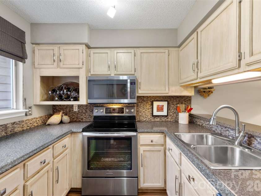 2508 Stradbrook Drive, Charlotte, NC 28210.  MLS# CAR4423800, YatesRealty ID 50478. 