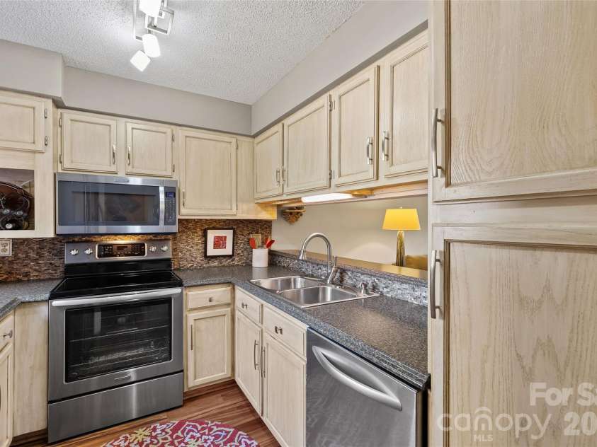 2508 Stradbrook Drive, Charlotte, NC 28210.  MLS# CAR4423800, YatesRealty ID 50478. 