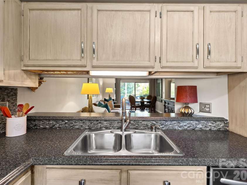 2508 Stradbrook Drive, Charlotte, NC 28210.  MLS# CAR4423800, YatesRealty ID 50478. 