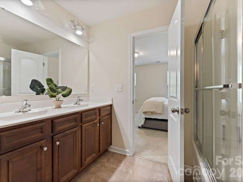 206 Notable Lane, Rock Hill, SC 29732.  MLS# CAR4417921, YatesRealty ID 50480. PRIMARY BATHROOM/ Full bathroom #1