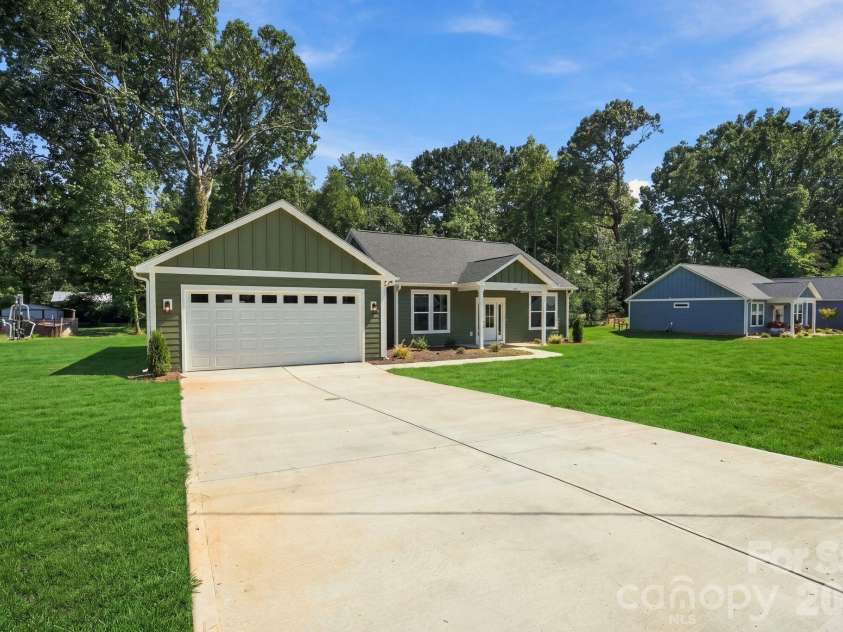 413 Dogwood Lane, Statesville, NC 28625.  MLS# CAR4424036, YatesRealty ID 50487. 