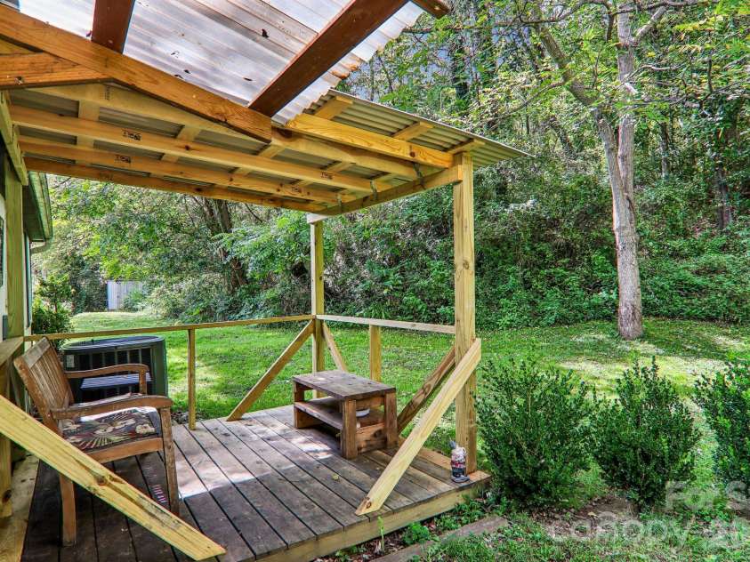 418 Sharptown Road, Canton, NC 28716.  MLS# CAR4421203, YatesRealty ID 50489. 