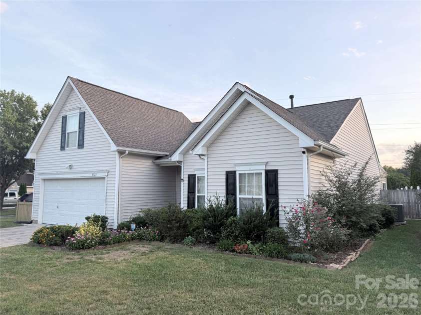 10323 Green Hedge Avenue, Charlotte, NC 28269.  MLS# CAR4419827, YatesRealty ID 50494. 