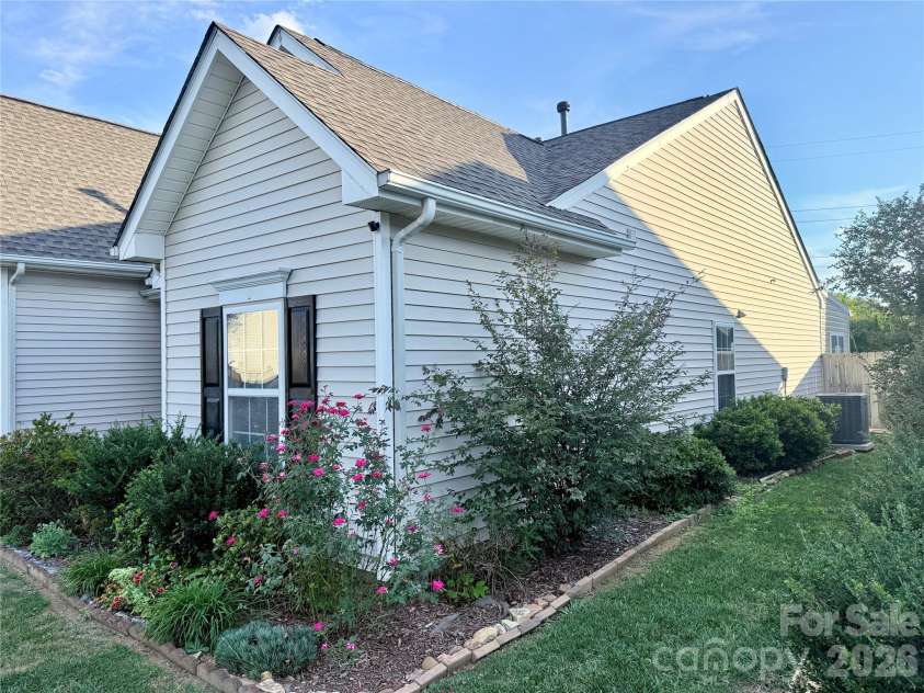 10323 Green Hedge Avenue, Charlotte, NC 28269.  MLS# CAR4419827, YatesRealty ID 50494. 
