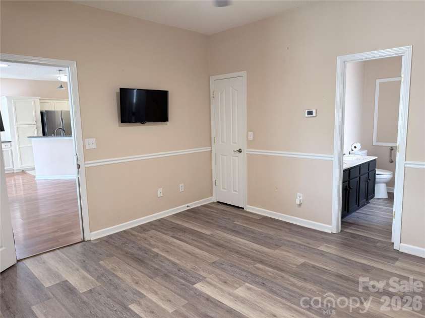 10323 Green Hedge Avenue, Charlotte, NC 28269.  MLS# CAR4419827, YatesRealty ID 50494. 