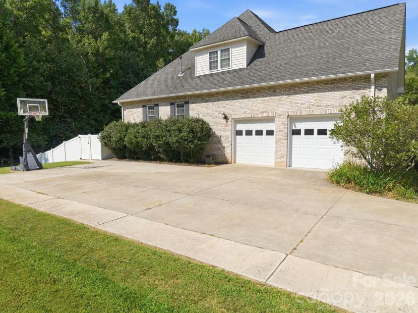421 De Lara Circle, Salisbury, NC 28146.  MLS# CAR4411732, YatesRealty ID 50497. 