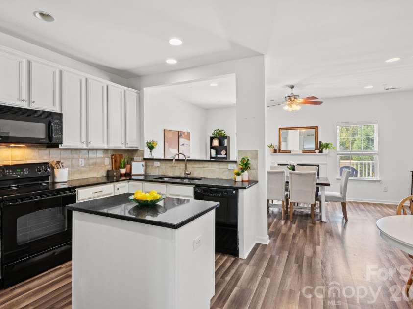 9810 Kings Parade Boulevard, Charlotte, NC 28273.  MLS# CAR4423206, YatesRealty ID 50498. 