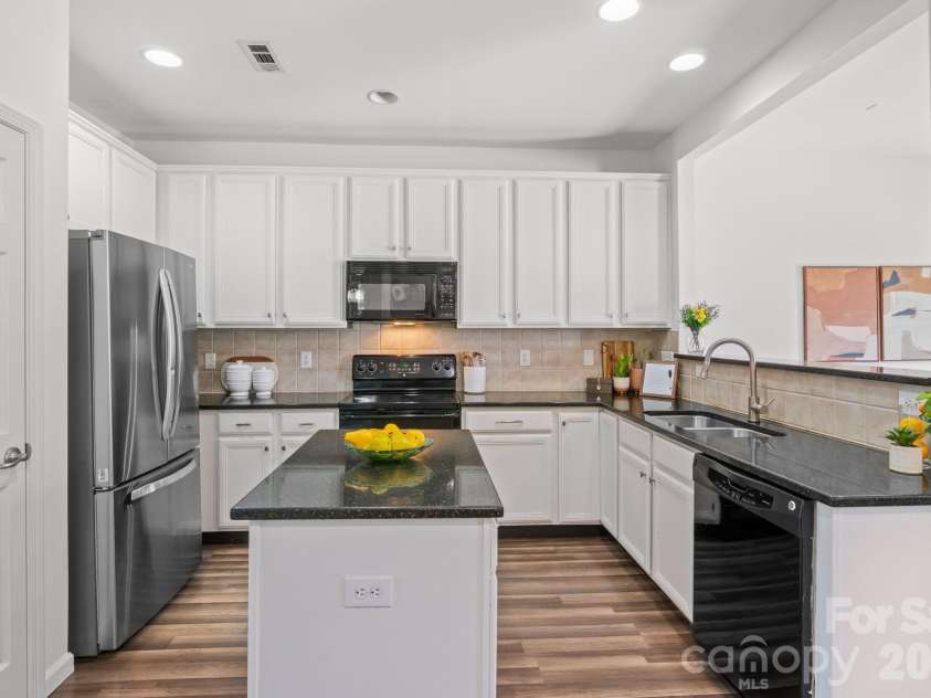 9810 Kings Parade Boulevard, Charlotte, NC 28273.  MLS# CAR4423206, YatesRealty ID 50498. 