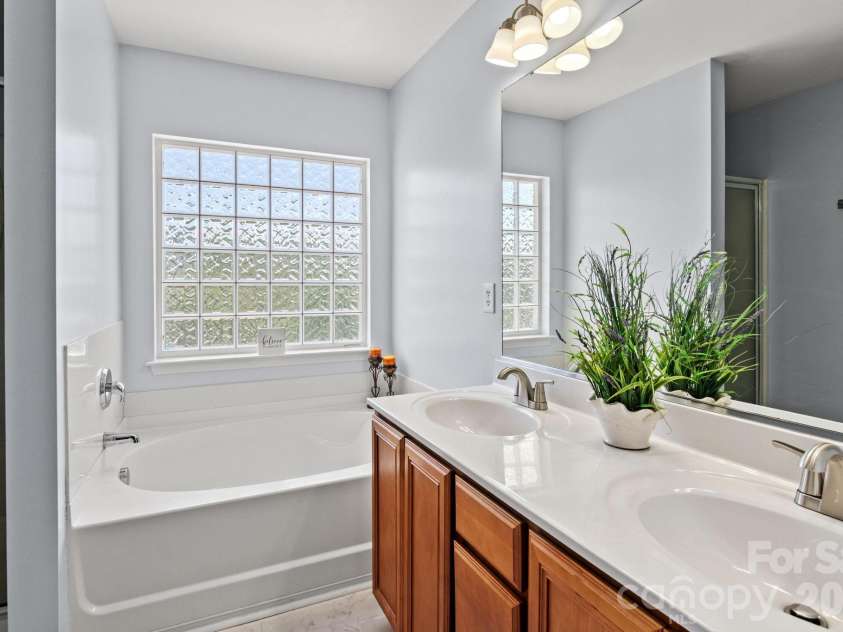 9810 Kings Parade Boulevard, Charlotte, NC 28273.  MLS# CAR4423206, YatesRealty ID 50498. 