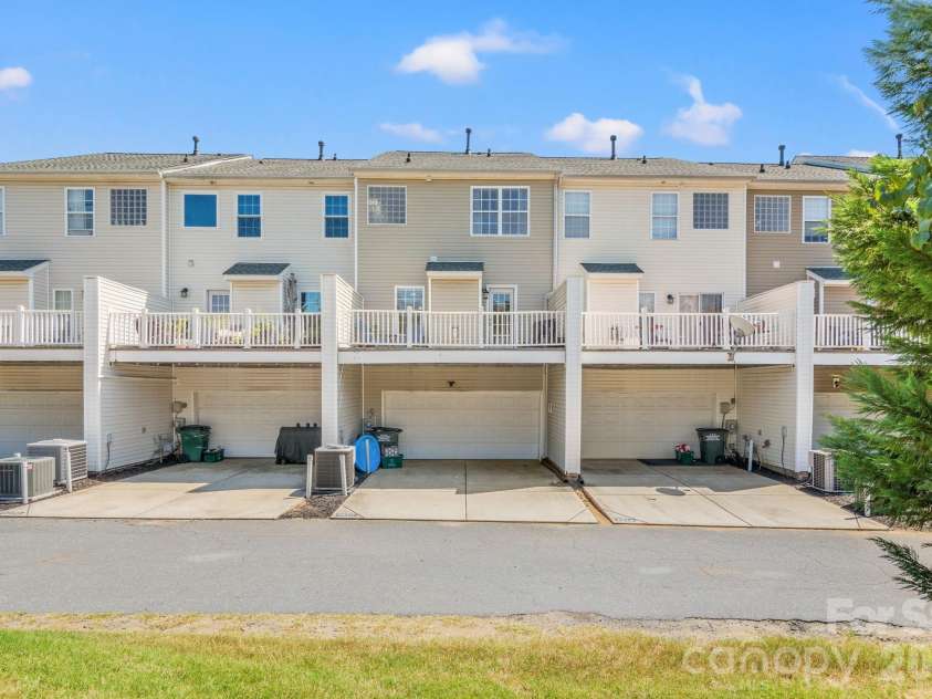 9810 Kings Parade Boulevard, Charlotte, NC 28273.  MLS# CAR4423206, YatesRealty ID 50498. 