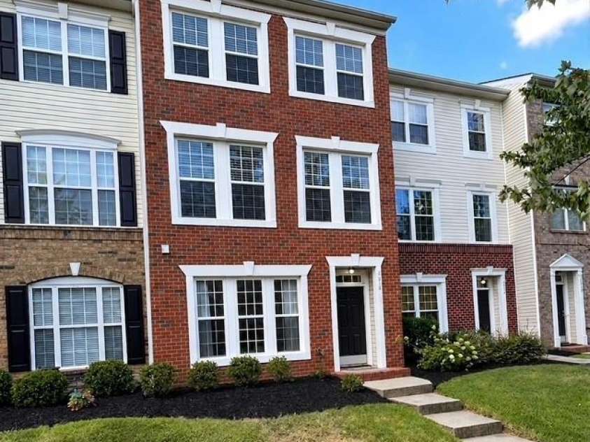 9810 Kings Parade Boulevard, Charlotte, NC 28273.  MLS# CAR4423206, YatesRealty ID 50498. OPEN HOUSE SAT & SUN 2-4 PM