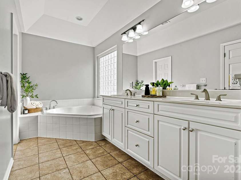 116 Diamond Head Drive, Mooresville, NC 28117.  MLS# CAR4208538, YatesRealty ID 5050. Primary Bath Suite