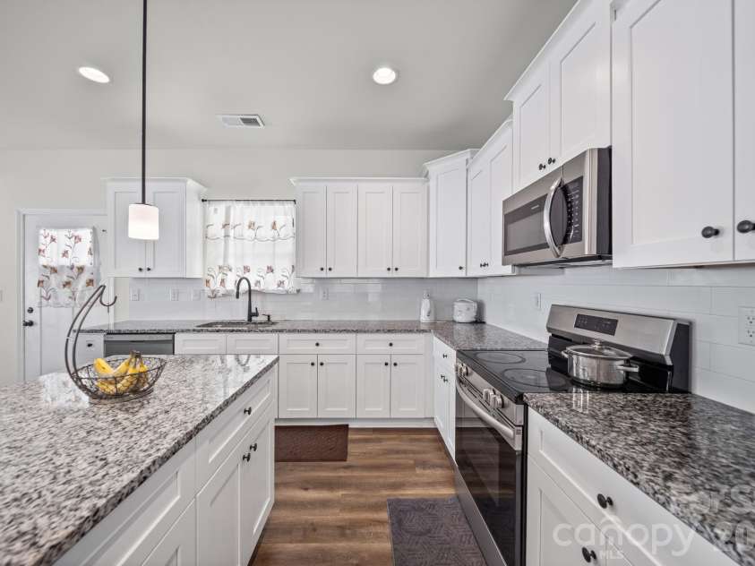 844 Matthews School Road, Matthews, NC 28105.  MLS# CAR4423028, YatesRealty ID 50504. Kitchen