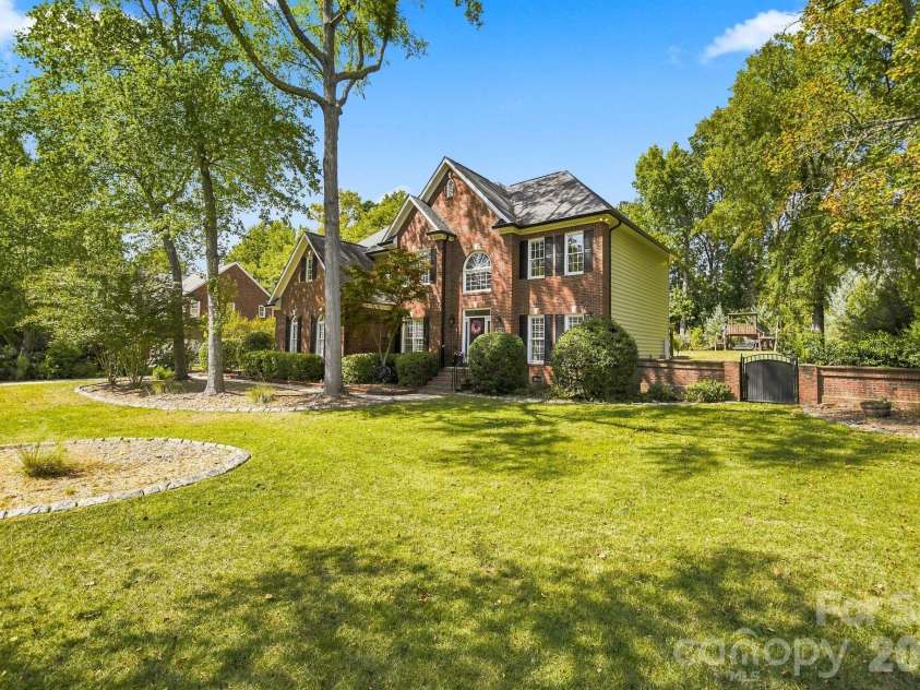 6821 Hollow Oak Drive, Mint Hill, NC 28227.  MLS# CAR4423362, YatesRealty ID 50505. 