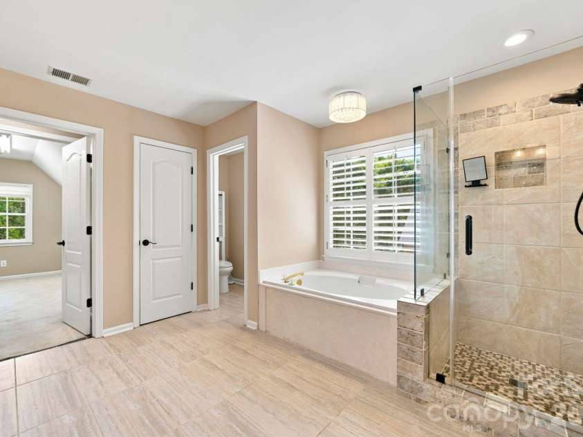6821 Hollow Oak Drive, Mint Hill, NC 28227.  MLS# CAR4423362, YatesRealty ID 50505. 
