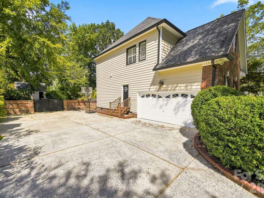 6821 Hollow Oak Drive, Mint Hill, NC 28227.  MLS# CAR4423362, YatesRealty ID 50505. 