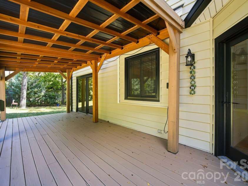 6821 Hollow Oak Drive, Mint Hill, NC 28227.  MLS# CAR4423362, YatesRealty ID 50505. 