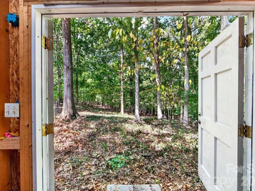 2624 Lawton Bluff Road, Charlotte, NC 28226.  MLS# CAR4423111, YatesRealty ID 50506. Great workshop space!