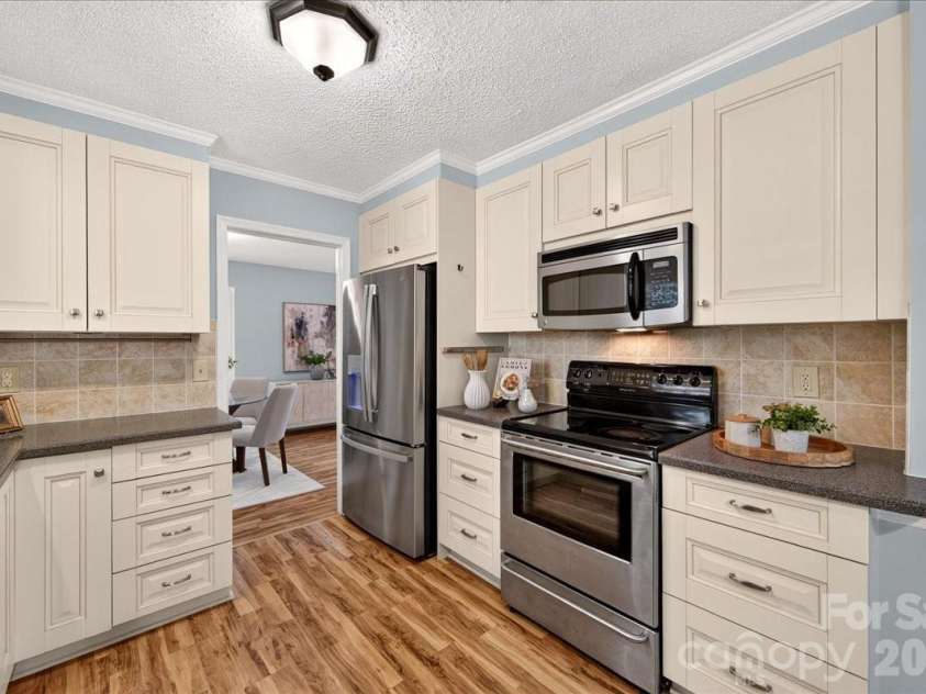 2624 Lawton Bluff Road, Charlotte, NC 28226.  MLS# CAR4423111, YatesRealty ID 50506. SS appliances!